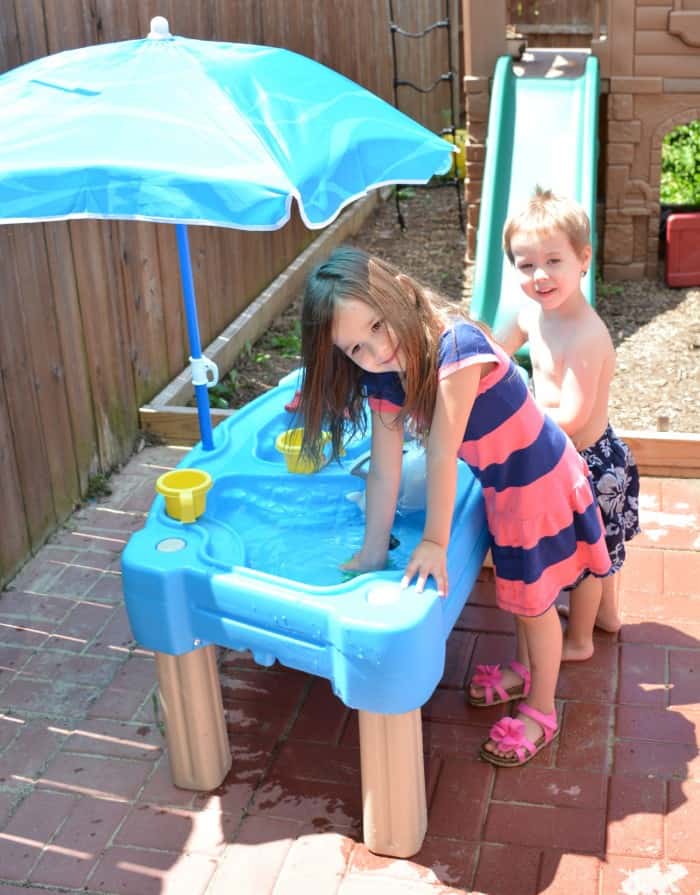 kids with water table