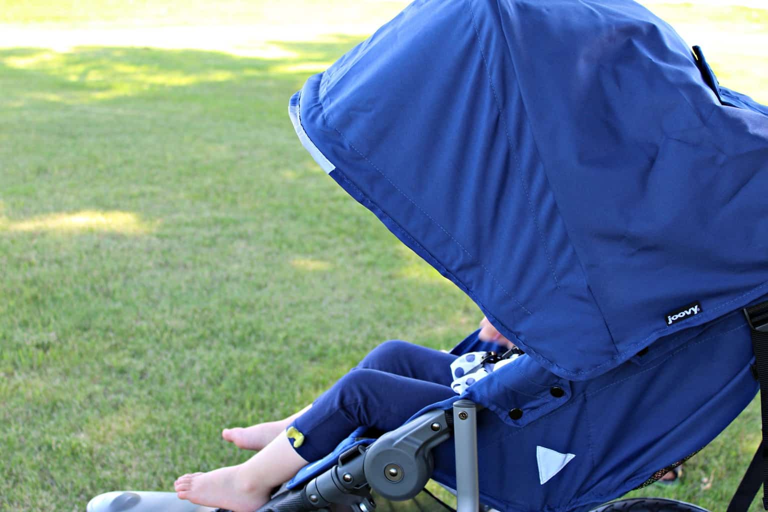 Joovy Zoom360 Ultralight Jogging Stroller - Feature-packed, value priced, and weighing in at 26.25 lbs, the Zoom360 Ultralight is simpler, stronger and better performing. Carries a child up to 75 lbs. {Thrifty Nifty Mommy}