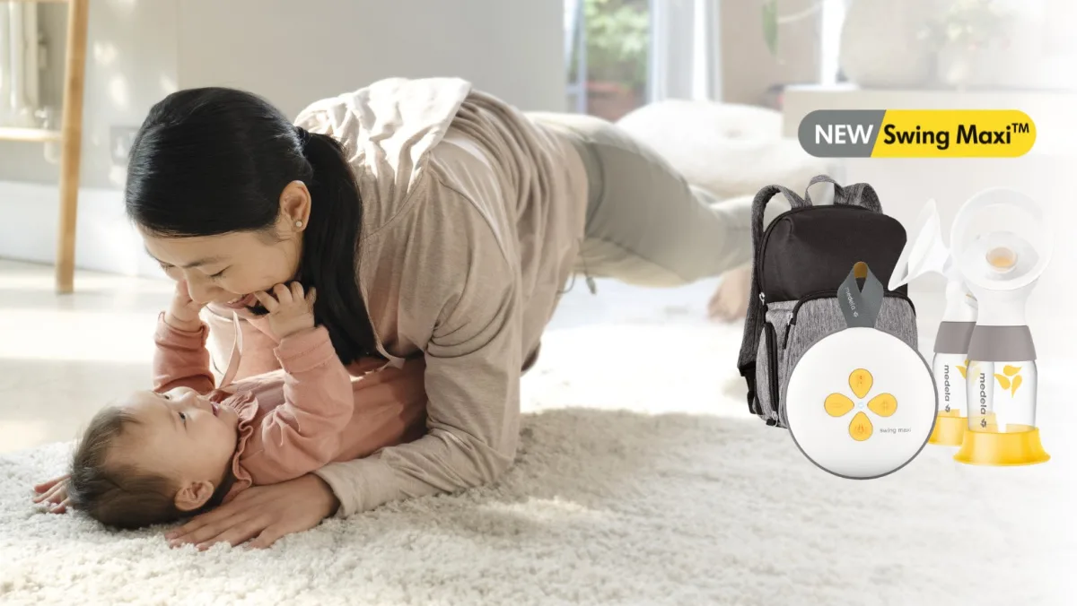 mom with baby - Medela Swing Maxi